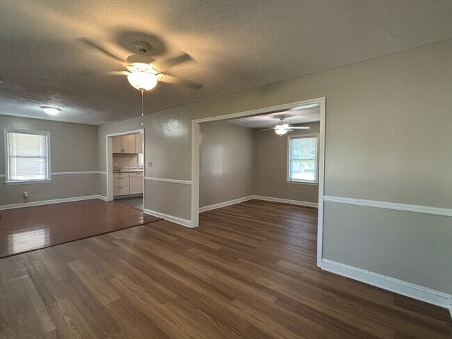 Building Photo - 4937 Walnut Dr