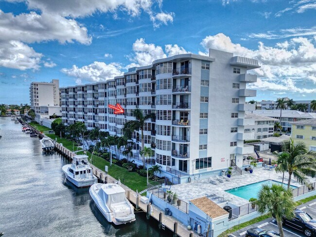 Building Photo - 3051 NE 48th St