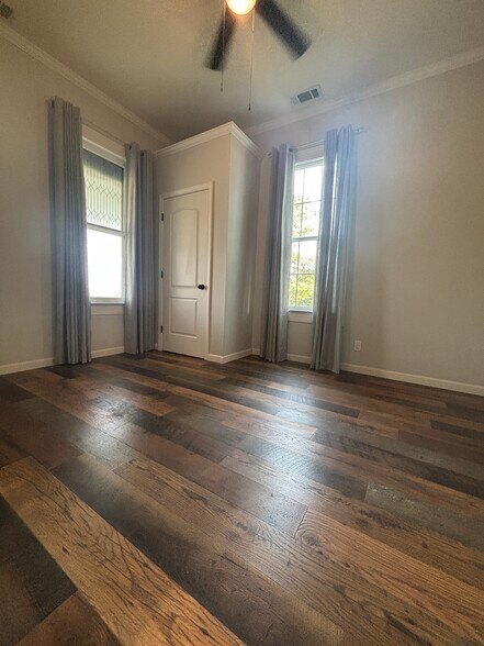 Building Photo - 318 S Woodland Heights Dr