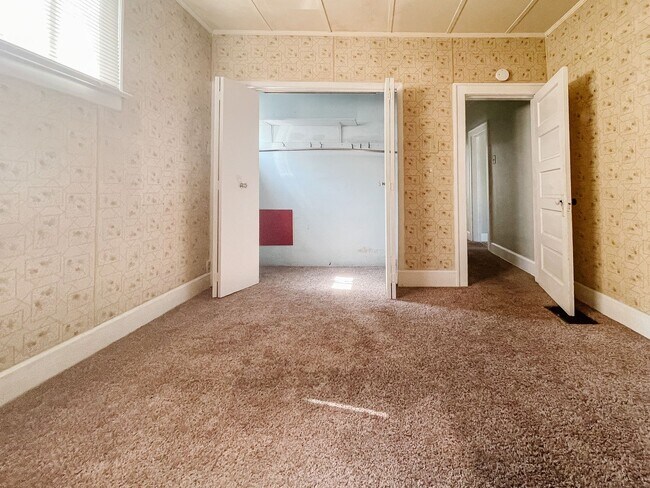 Building Photo - 2 bed House w/ Garage + Washer + Dryer in Unit