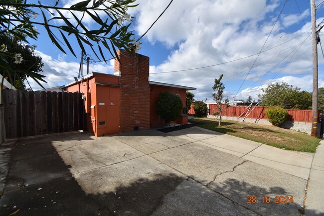 Building Photo - 4 Bedroom Home with Private Spacious Backy...