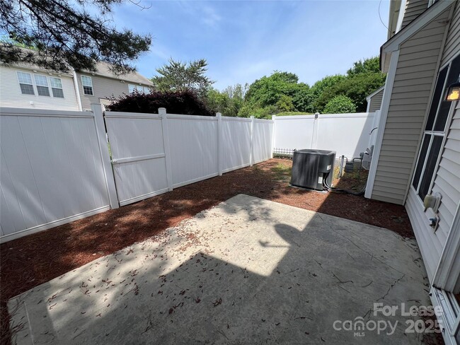 Building Photo - 10010 Blakeney Preserve Dr