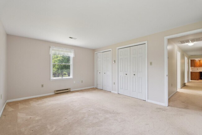 Building Photo - Charming One-Level Home Nestled Among Matu...