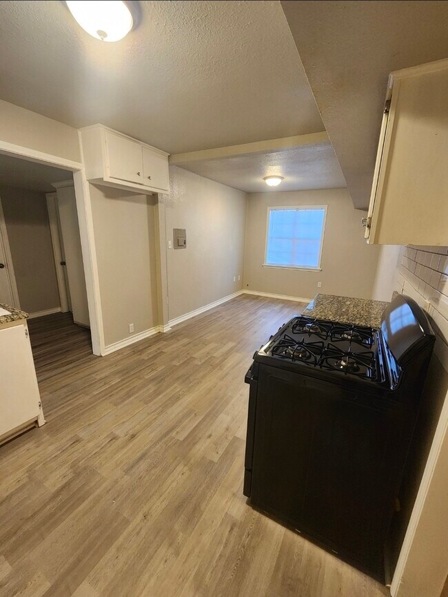 Building Photo - Take a look inside! 4 bed 2 bath with 3 car garage