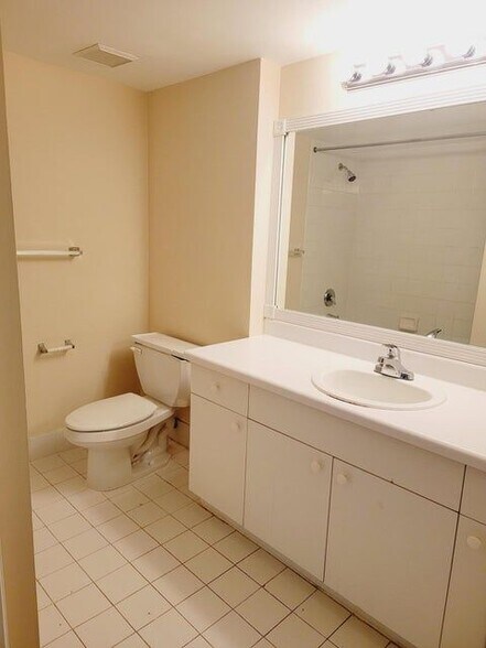 Building Photo - 2640 S University Dr