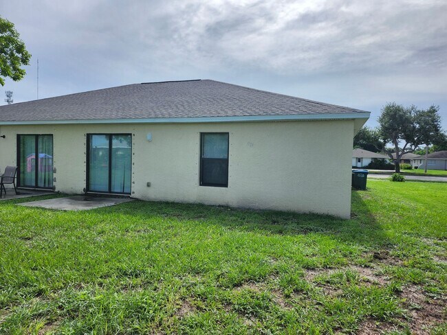 Building Photo - Exceptional 3 bed 2 bath 1 car garage dupl...