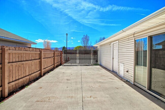 Building Photo - 850 Henry Cir