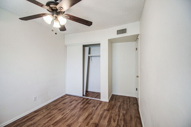 Building Photo - Charming 3 bedroom Townhome near MCC & Med...