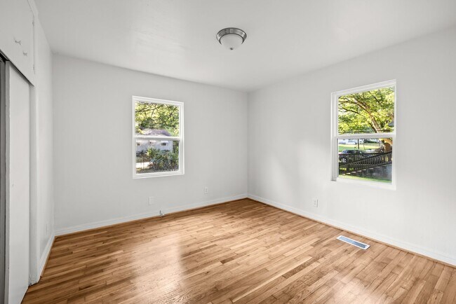 Building Photo - Charming 3 Bedroom, 2 Bathroom house