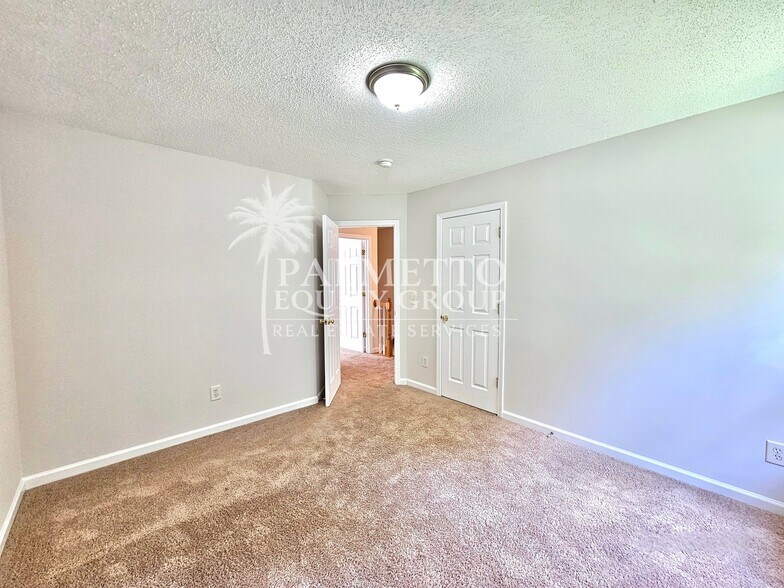 Building Photo - 5715 River Glen Dr