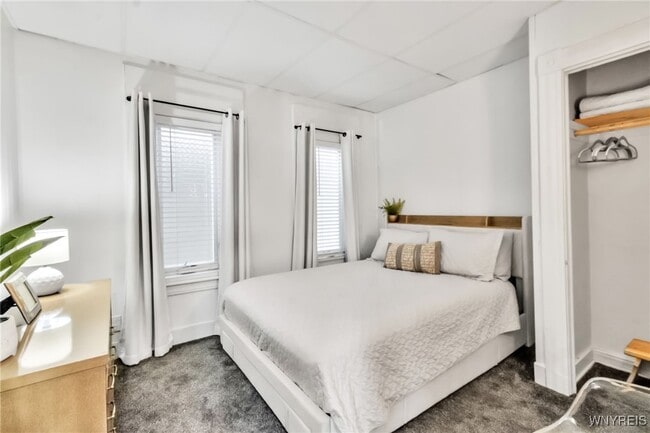 Building Photo - 102 Main St