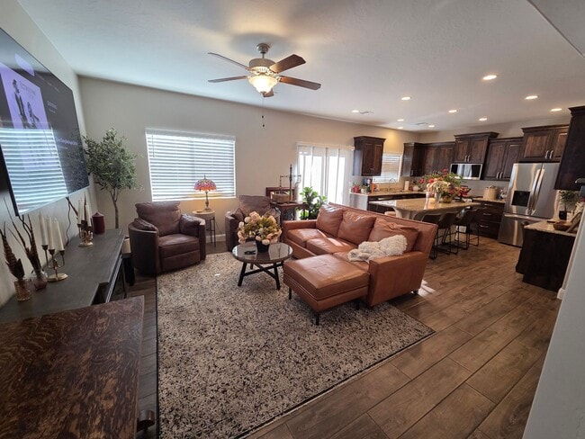 Building Photo - Stunning 3 bed home - like new