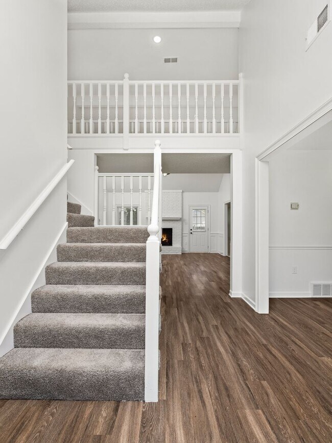 Building Photo - 3 Bedroom, 2 bath with a bonus room near B...