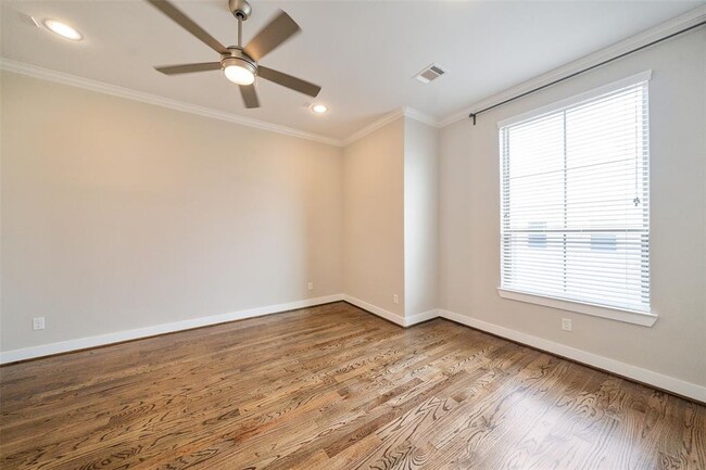 Building Photo - 5815 E Post Oak Ln