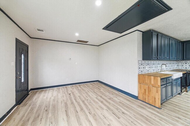 Building Photo - 215 Morrell St