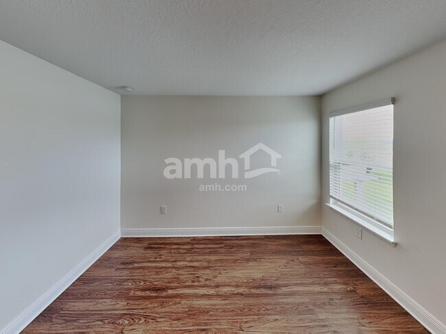 Building Photo - 1238 Sky Lks Dr