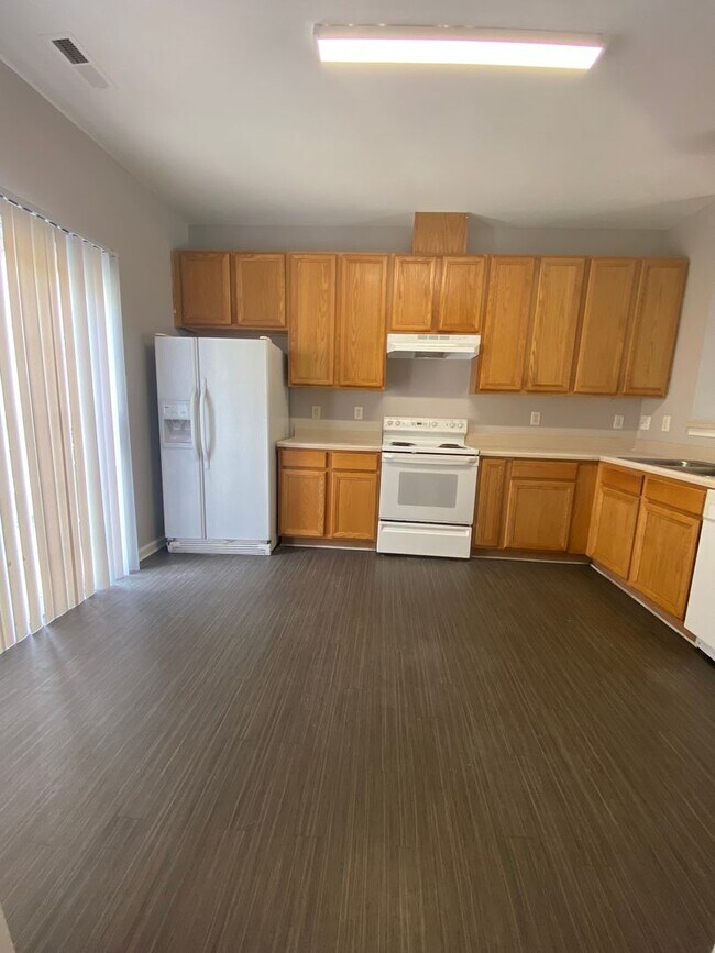 Building Photo - Charming 2 Bed, 2.5 Bath Townhouse in Nort...