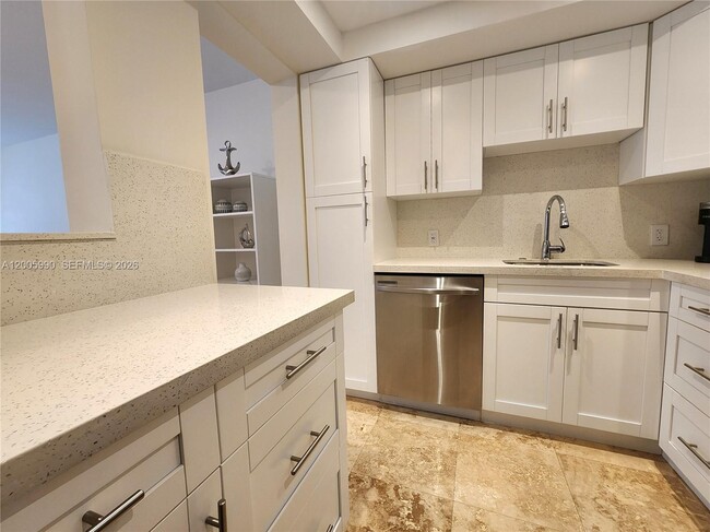 Building Photo - 3505 S Ocean Dr