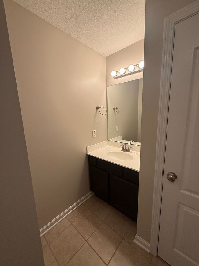 Building Photo - 5 bedroom, 4 bath House