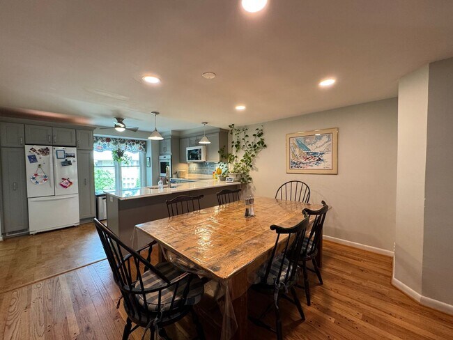 Building Photo - Refreshing 4 Bed 2/2 Bath End Unit Townhom...