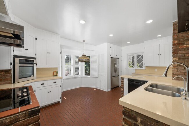 Building Photo - 1685 Sunset Plaza Dr