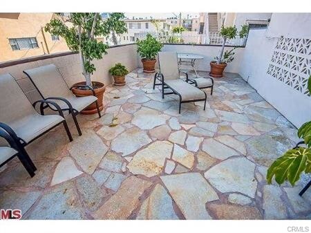 courtyard area - 11820 Mayfield Ave