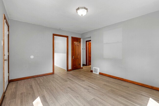 Building Photo - Charming Updated 2 Bed, 1 Bath Ranch – A H...