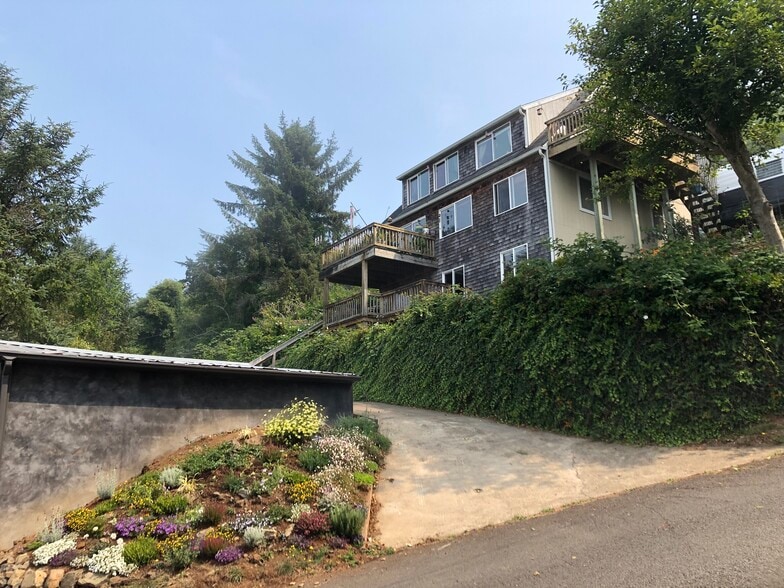 Entire top floor is Unit 3 - 255 Bensell Ave