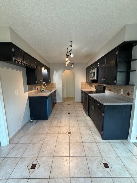 Building Photo - 608 Linda Ln