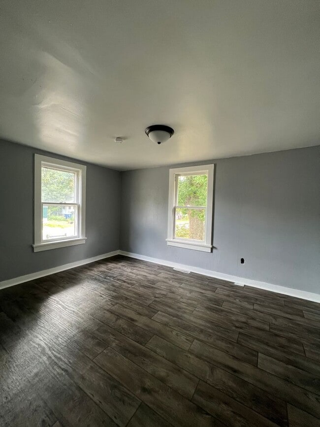 Building Photo - Available Now 4 Bedroom, 2 Full Bath Home