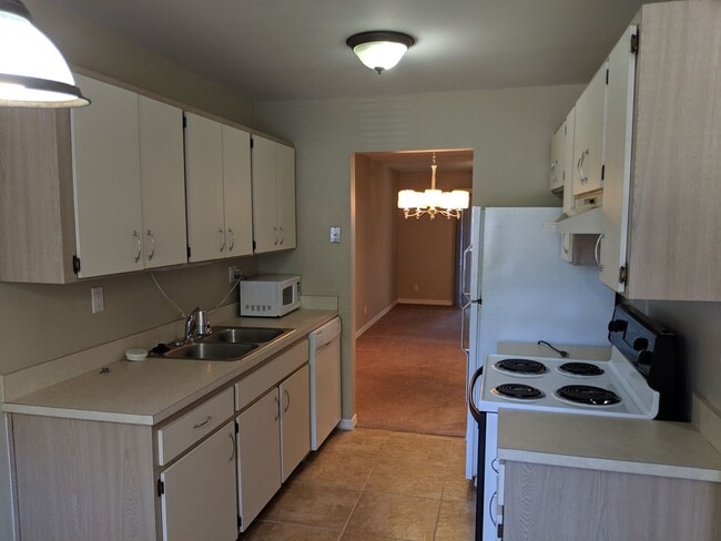 Building Photo - 2/2 Flat with Assigned Parking, Screen Porch, Inside Laundry