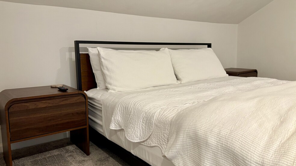 Building Photo - 2202 Sarah St