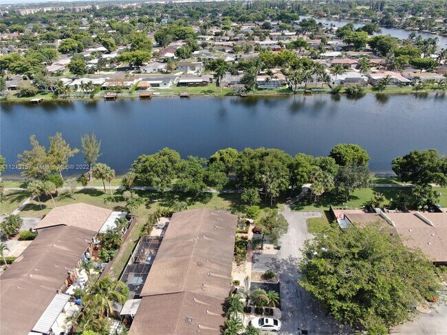 Building Photo - 2331  Dogwood Ct  . Pembroke Pines Fl 33026