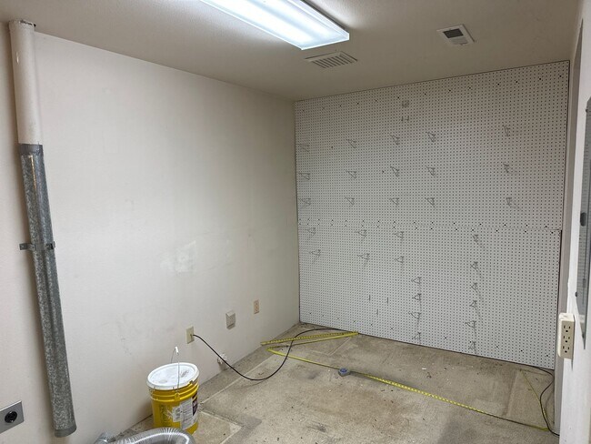 Building Photo - 903 Crestview Ln