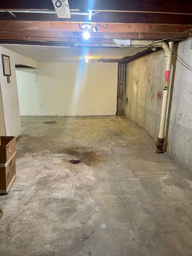 Building Photo - Fresh & Updated 1/2 Duplex