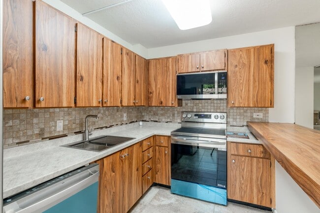 Building Photo - 1607 16th Ln