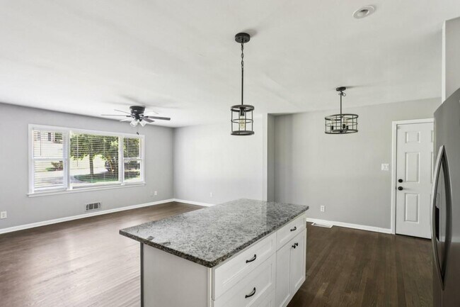 Building Photo - 2647 Hatfield Cir SE