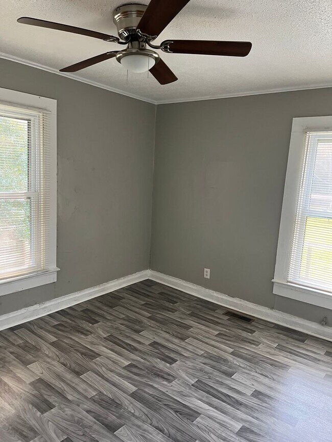 Building Photo - SPACIOUS 3/2 HOUSE!