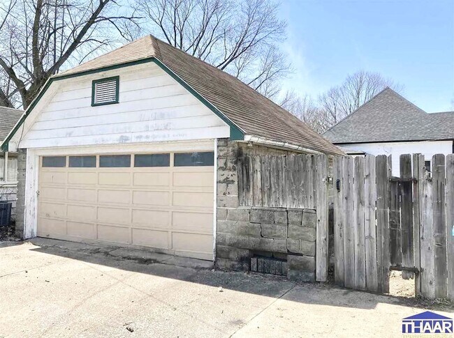 Building Photo - Charming North Side 2BR Home – Updated & M...