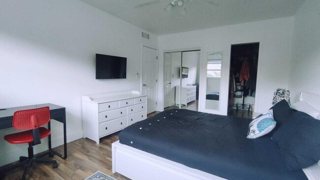 Building Photo - 1958 Monroe St