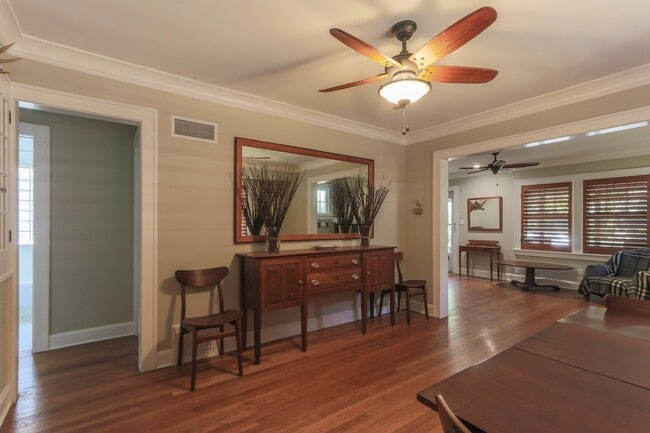 Building Photo - {4805}  Charming West Plaza Bungalow + Pri...