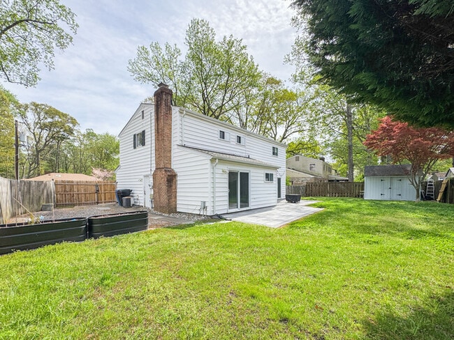 Building Photo - COME MEET YOUR NEW HOME IN KINGS GRANT!