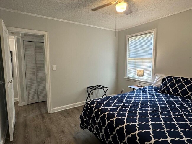 Building Photo - 2331 Woodlawn St