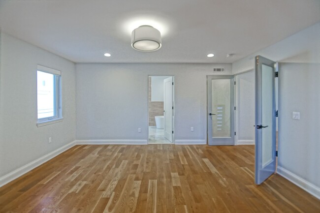 Building Photo - Remodeled, Bright & Spacious, 2400 Sq Ft D...