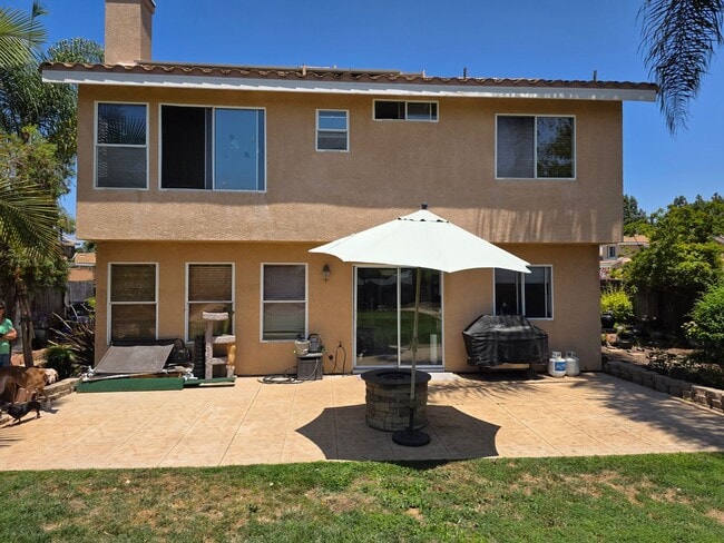 Building Photo - Spacious 4 bedroom 2.5 bath home with a hu...