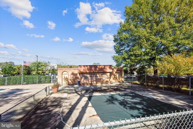 Building Photo - 11907 Parklawn Dr