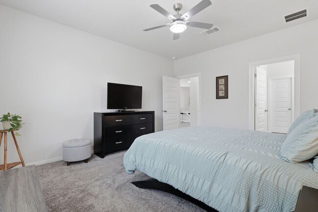 Building Photo - Modern 3BR Home with Main-Floor Primary!