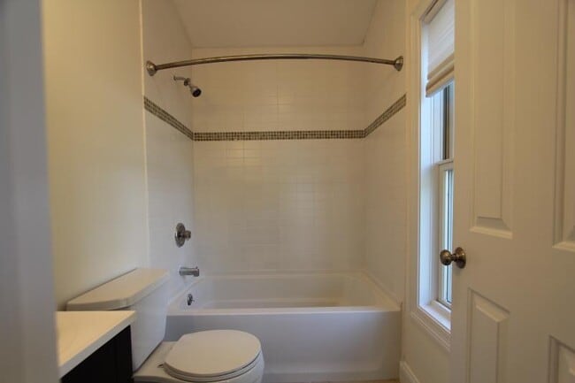 Building Photo - 18 Monroe St