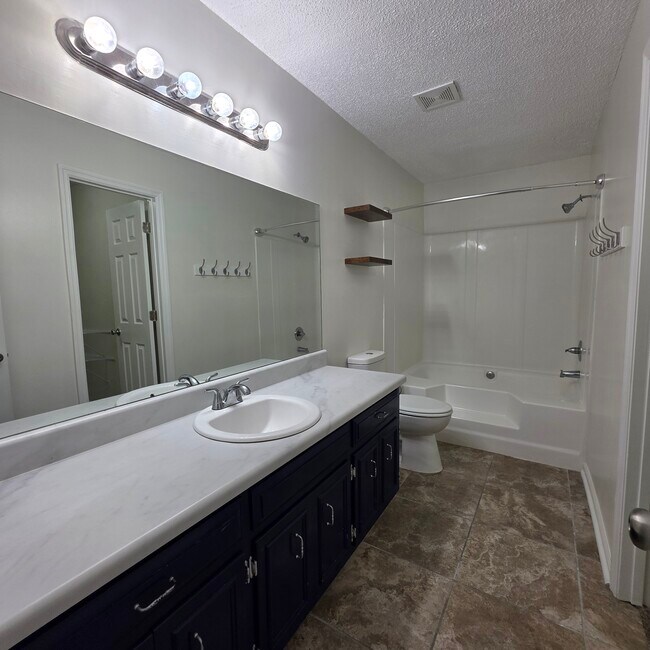 Building Photo - 130 Paloma Dr