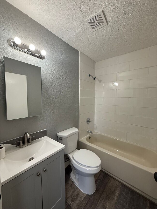 Building Photo - Large 6 Bed Single Family Home in MPLS!